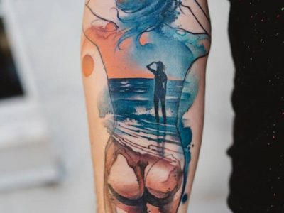 קעקוע צבעי מים אישה ערומה רקע חוף בגוף